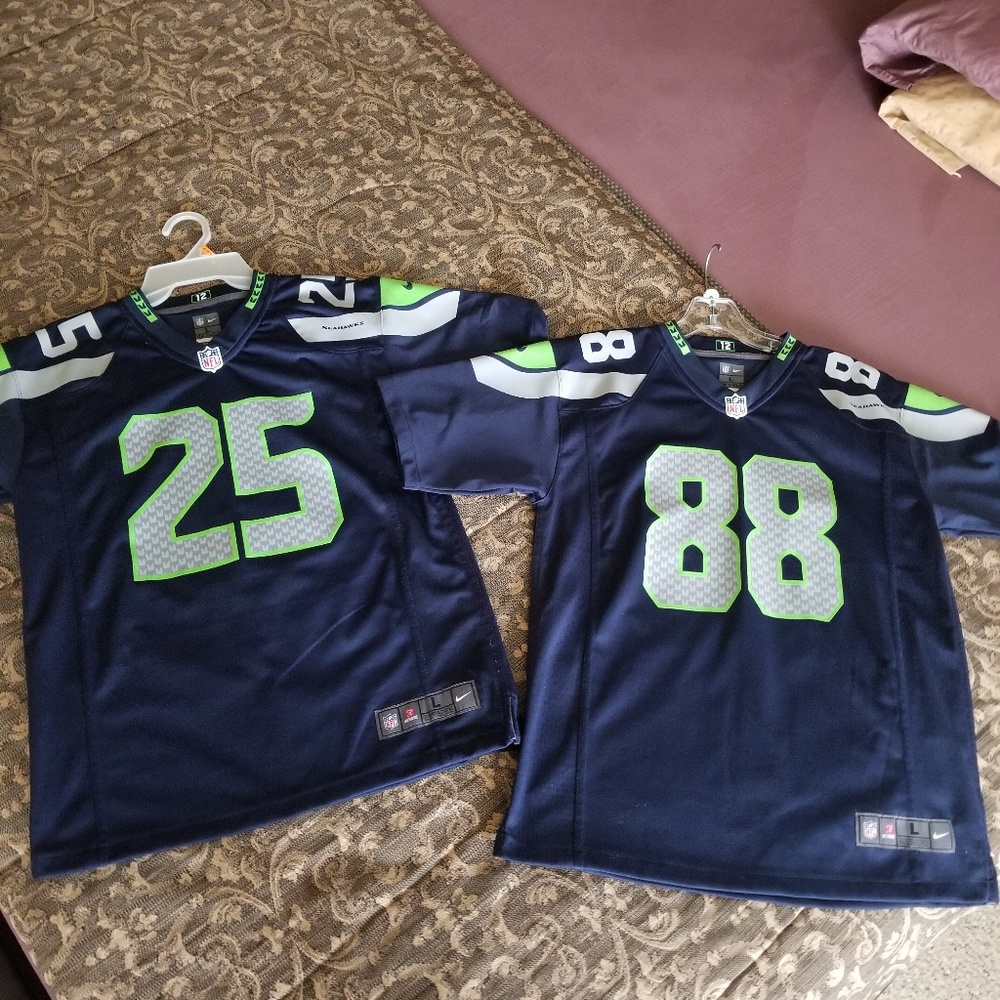 2 Seahawks Jerseys